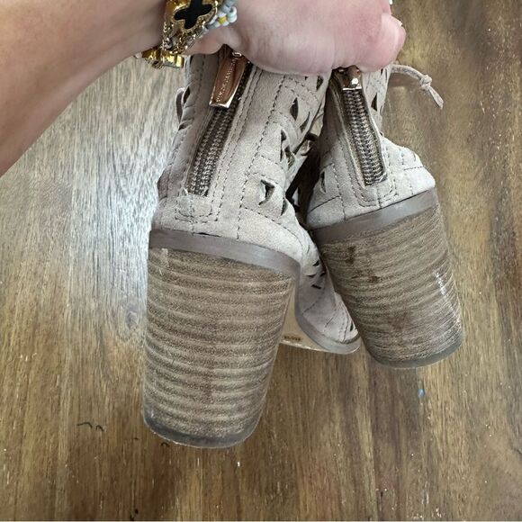 Vince Camuto Size 8 Tarita Suede Lace Up Heels - Picture 6 of 7